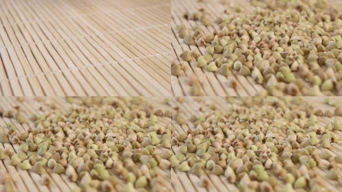 绿色生熟荞麦落在竹制亚洲传统垫子上