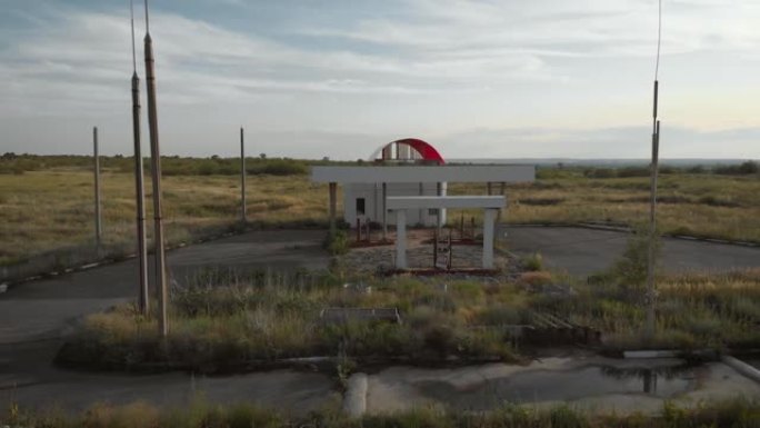 路边废弃加油站的鸟瞰图。废弃的加油站，没有加油站的燃油标志，是经济危机的受害者。历史悠久的66号公路
