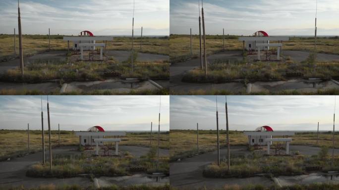 路边废弃加油站的鸟瞰图。废弃的加油站，没有加油站的燃油标志，是经济危机的受害者。历史悠久的66号公路