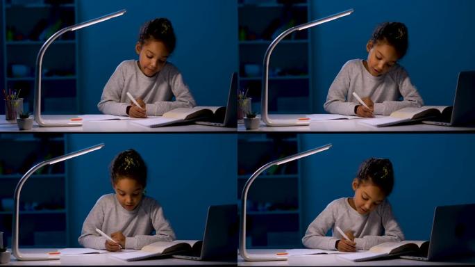 女孩把课本上的任务改写成笔记本。一名女学生在夜灯的灯光下坐在桌子旁。作业，远程学习。特写。慢动作就绪