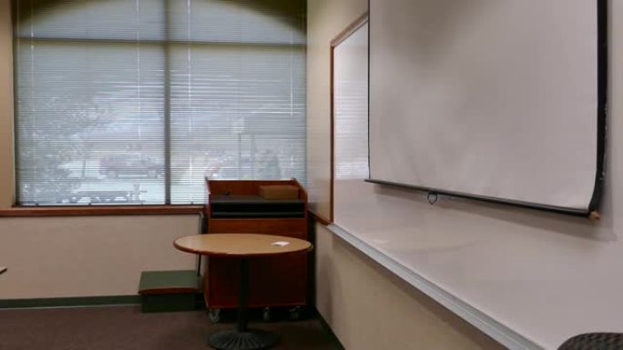 空教室里的白板和投影屏