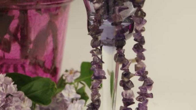 花瓶和紫水晶珠子中的紫丁香