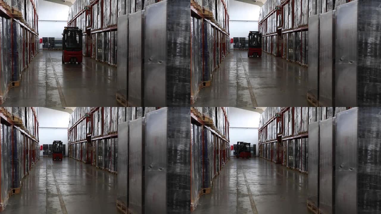 叉车在现代仓库的大型金属货架之间移动库存视频
