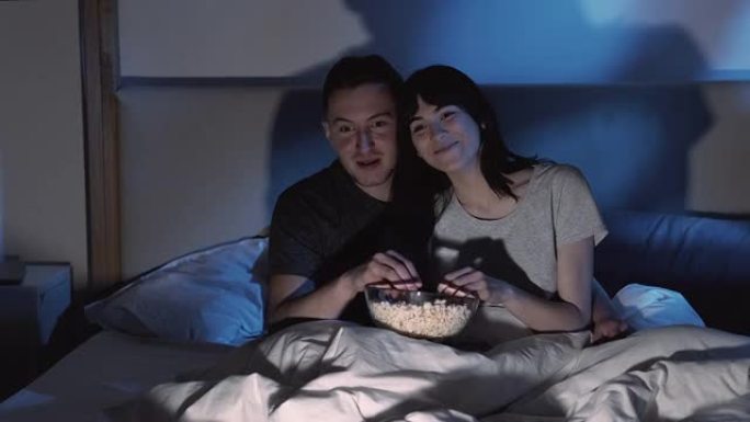 情侣电影之夜在家休闲在床上看电视