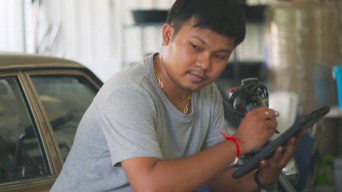 亚洲男子设计师沃金在家拍摄的电影。由于COVID 19使得无法在家外工作，因此需要在家工作。