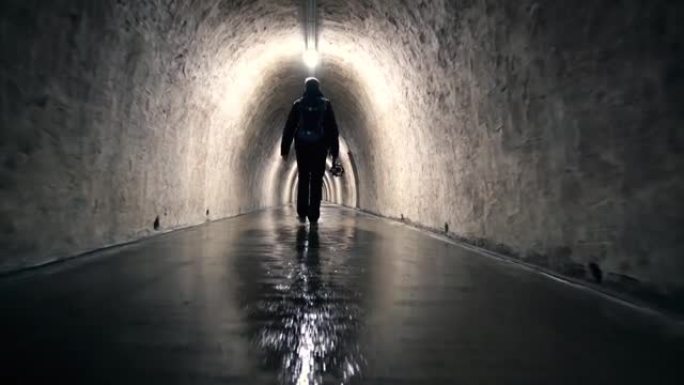 男子摄影师从克罗地亚萨格勒布的第二次世界大战中漫步并探索古老的历史隧道