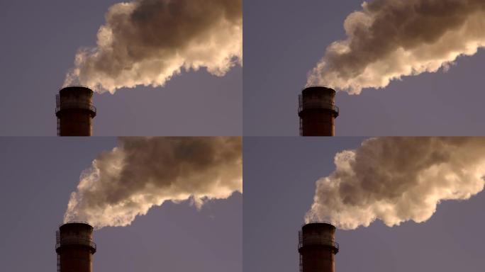 肮脏的黑烟从化工厂的管道中冒出来。排放到大气中。空气污染。生态学