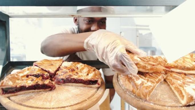 非裔美国面包师在自助餐厅卖面包