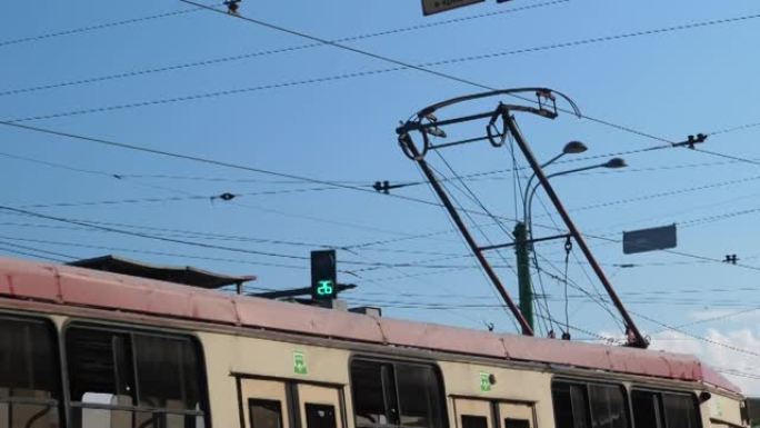 电力线路连接的电车受电弓。城市有轨电车在街上行驶