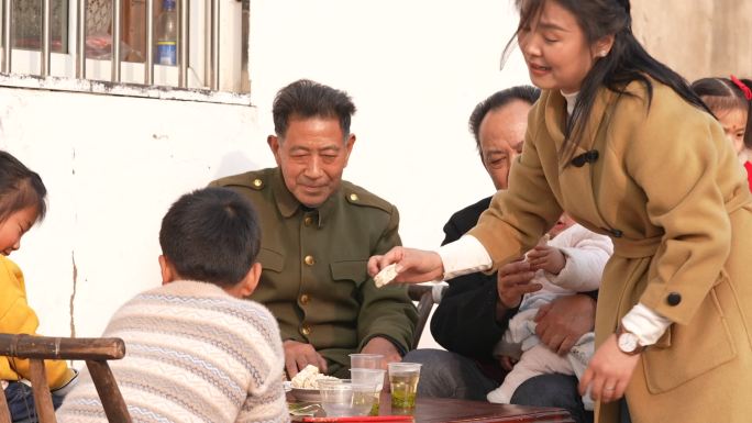 农村走亲戚 串门 聊天 农村过年 孝感