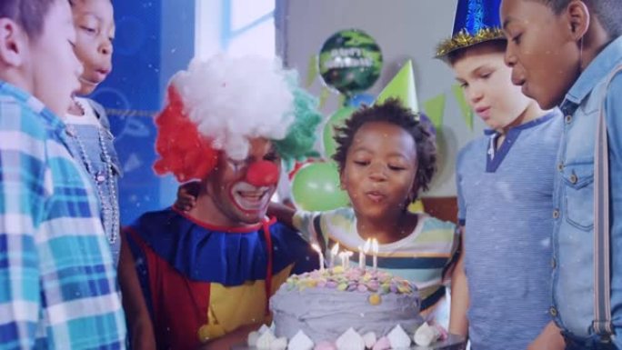 五彩纸屑掉落在小丑和孩子们在聚会上的生日蛋糕上吹蜡烛的动画