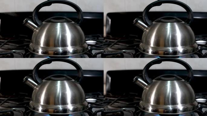厨房煤气炉上的银色金属水壶