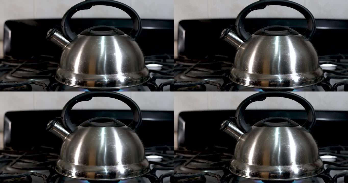 厨房煤气炉上的银色金属水壶