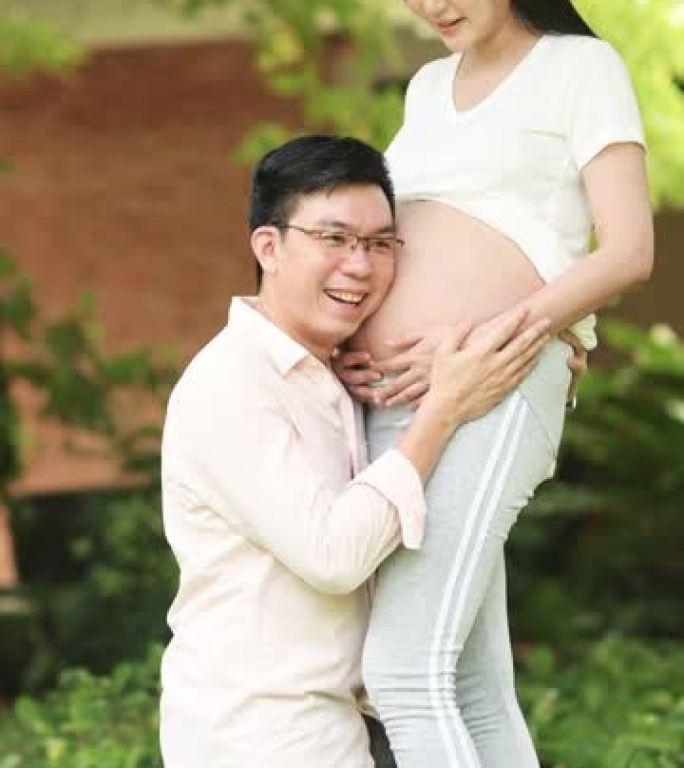 孕妇和她的丈夫在后院