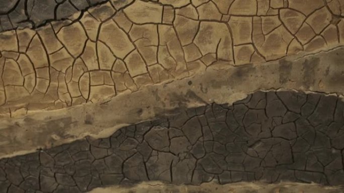 沙漠中破裂的土壤干燥，时间流逝。全球气候变化和干旱。土壤中的延时蒸发。干燥破裂的地球。气温升高，全球