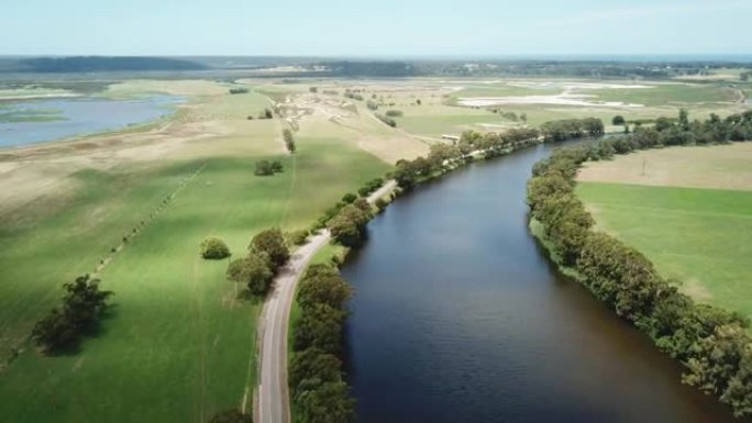 无人机沿着2020年12月澳大利亚维多利亚州吉普斯兰的马洛附近的雪河和邻近湿地飞行