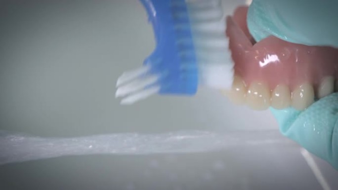 用刷子清洗假牙的特写镜头。
