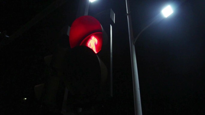 夜晚马路交通信号灯红灯变绿灯特写原创