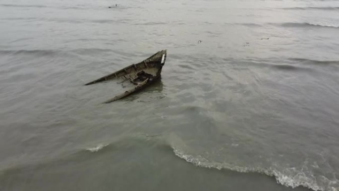 沉没渔船被海浪击中