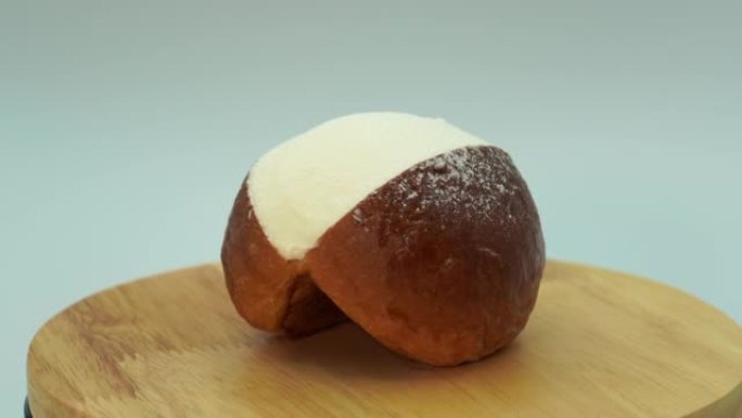 Maritozzo，在白色背景的工作室中拍摄的意大利甜食