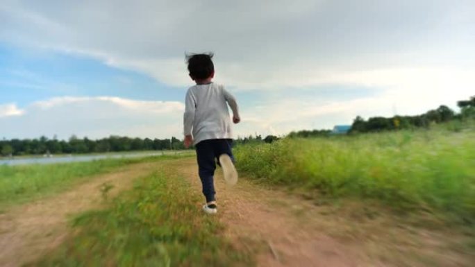 小男孩在路上奔跑乡下土路