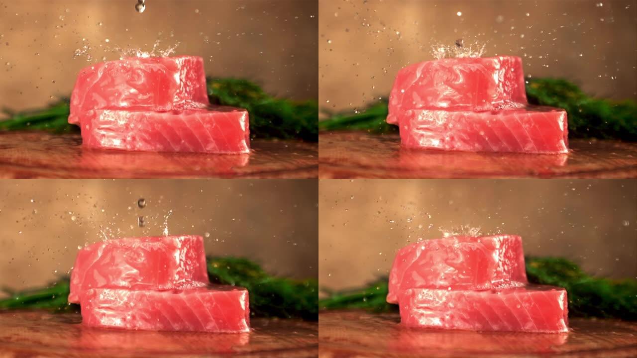 生金枪鱼牛排上的超级慢动作滴水。以1000 fps的高速相机拍摄。