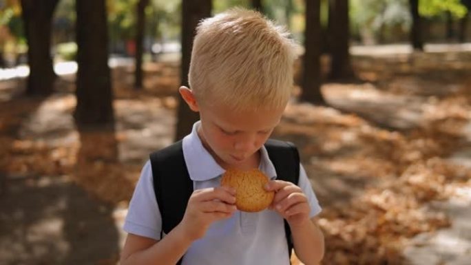 一个背着背包的男生的肖像，一个放学后吃饼干的男孩。