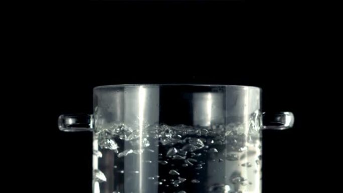 透明锅中的超慢动作会使水泡沸腾。以1000 fps的高速相机拍摄。