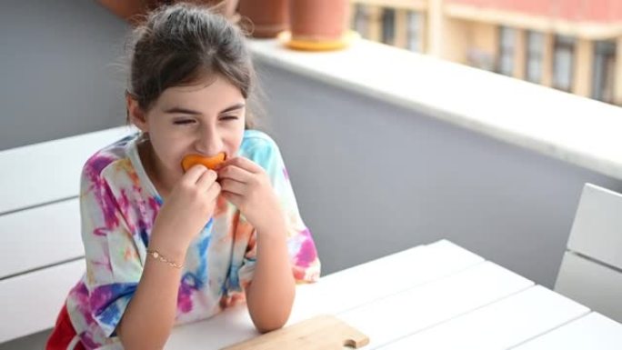 美丽的女孩吃有机橙