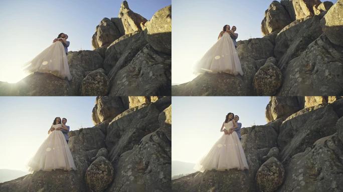 新婚夫妇站在石头上