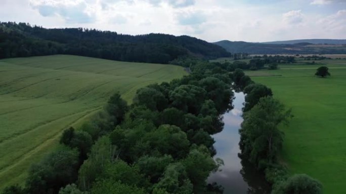 在黑森州和图林根州的Herleshausen，韦拉河和农业田的韦拉河谷景观