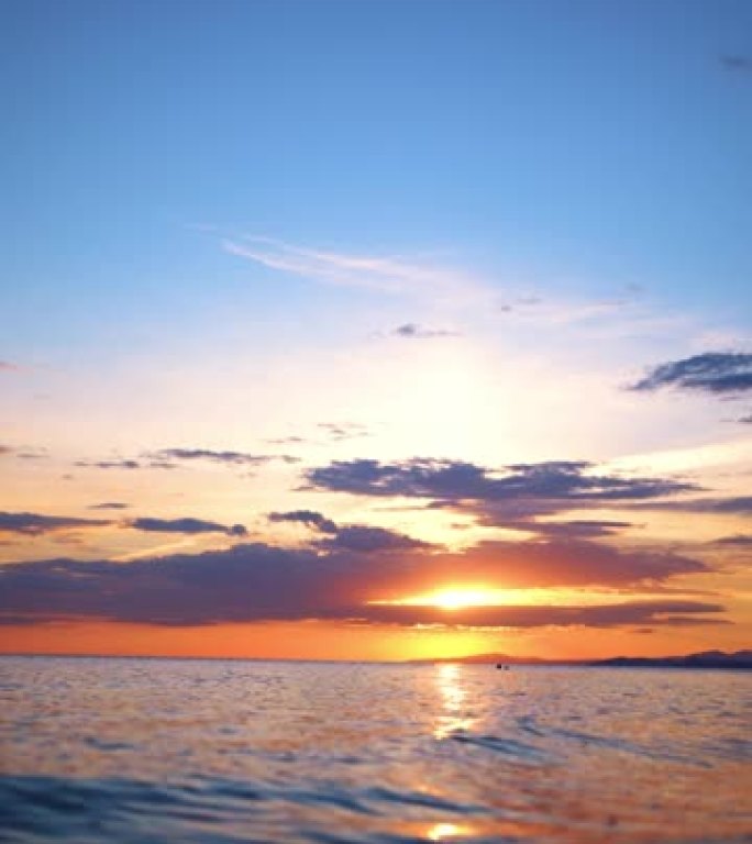 海上日落和波纹波浪