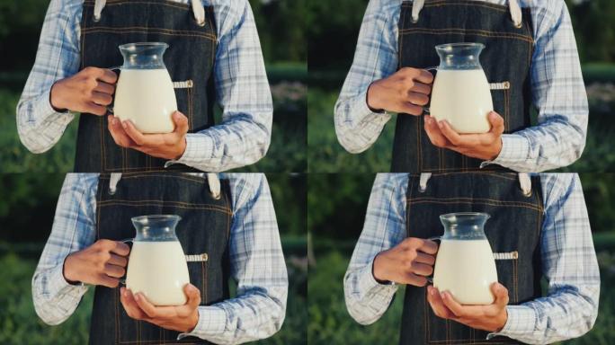 农夫拿着一个装有牛奶的水壶。有机产品概念