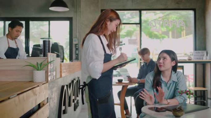 顾客向咖啡师订购咖啡