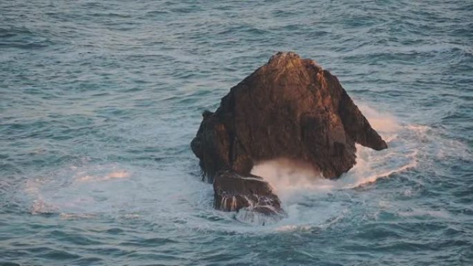 强烈的海浪袭击了根西岛英吉利海峡中部的海堆。-中枪