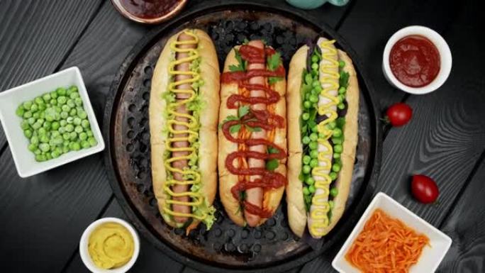 Vegeterian热狗配上西红柿，avacado，洋葱和小圆面包。俯视图，平铺