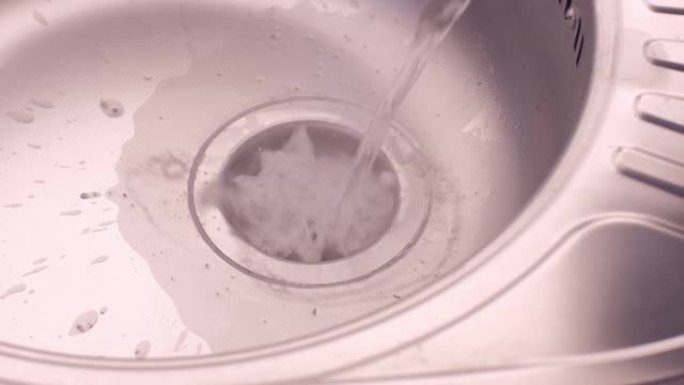 使用粒状清洁粉和热水清洁和疏通银钢铝金属厨房水槽
