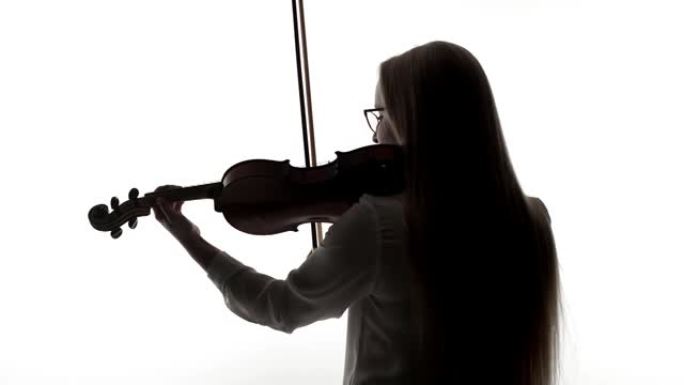 戴眼镜的女人用弓拉小提琴，白色背景上的黑色轮廓。小提琴家女人在工作室演奏乐器小提琴