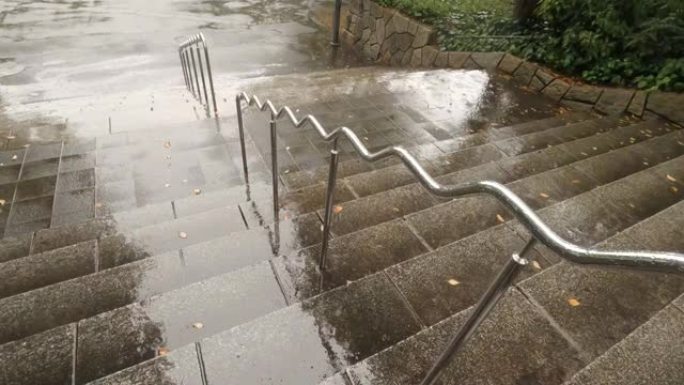 雨中的公园楼梯雨季阶梯