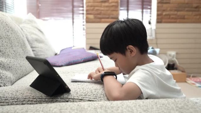 亚洲男孩在做作业。