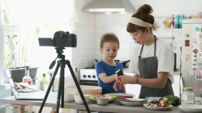 在虚拟烹饪课活动中，母子一起制作temaki寿司卷