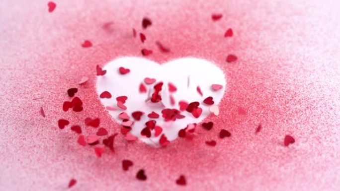 红心落在粉红色粉末上形成白色心脏的动画