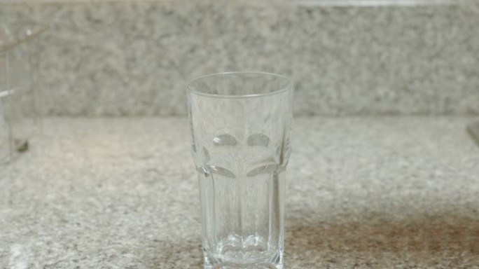 SLO MO混合水果冰沙流落入充满泡沫牛奶的玻璃杯中。