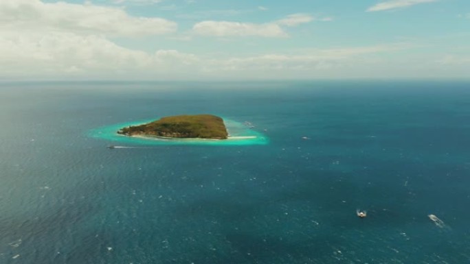 公海中的热带岛屿。菲律宾苏米隆岛