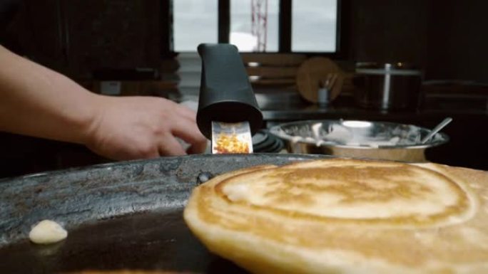 日本厨师制作日本蛋奶酥蓬松煎饼