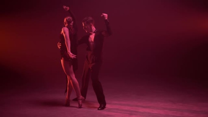 全长专业情侣在室内跳舞。舞者在感官上移动。