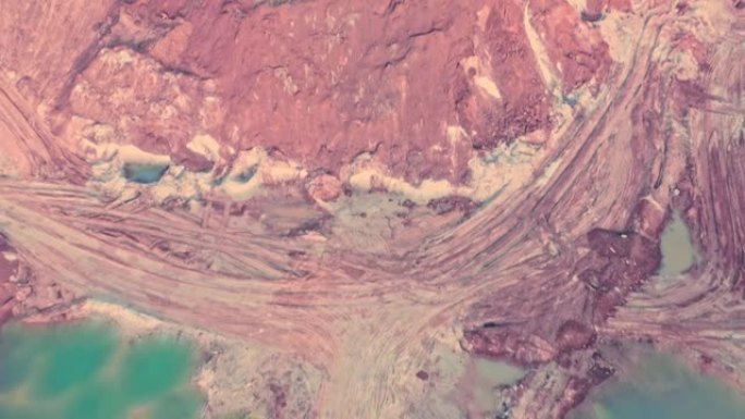 红土采石场湖中碧绿的水-空中射击