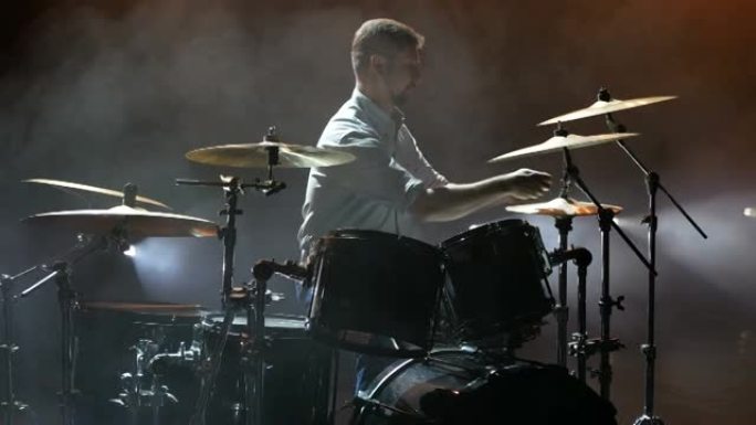 一名专业鼓手上台并在表演前检查鼓组。