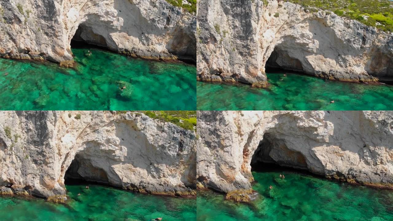 在希腊扎金索斯岛游泳的游泳者的4k视频无人机视图