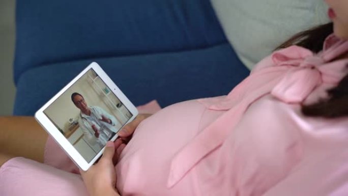 远程医疗孕妇视频呼叫医生与数字平板电脑
